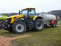 JCB 8250 mit angeh�ngtem G�llefa� steht in der Landmaschinenausstellung der Gebr�der Herrlich in Hofbieber-Langenbieber anl. des 50-j�hrigen Firmenjubil�ums am 20.03.2010