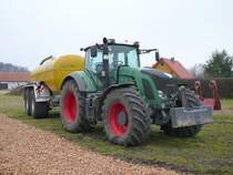 Fendt 924 Vario mit angehngtem Gllefa steht in der Landmaschinenausstellung der Gebrder Herrlich in Hofbieber-Langenbieber anl. des 50-jhrigen Firmenjubilums am 20.03.2010