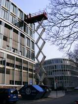 Eine Hebebhne mit  Nrnberger Schere  an einem Brohaus an der Ccilienstrae in Kln, 17. Mrz 2010.