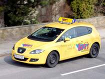 SEAT-LEON der Fahrschule-Herti´s  rast  auf der B143 Richtung Stadtgebiet Ried i.I.;100319