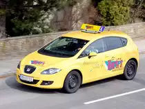 SEAT-LEON der Fahrschule-Herti´s  rast  auf der B143 Richtung Stadtgebiet Ried i.I.;100319