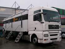 MAN_TGA18.430(D20_Commonrail) von VTV steht bei ungemtlichem Winterwetter anlsslich eines Bundesligaspieles vor der KeineSorgenArena in Ried i.I.;100313