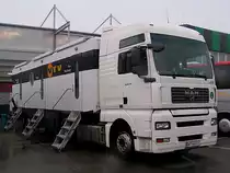 MAN_TGA18.430(D20_Commonrail) von VTV steht bei ungem�tlichem Winterwetter anl�sslich eines Bundesligaspieles vor der KeineSorgenArena in Ried i.I.;100313