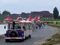 Jan-Cux Strandbahn f�hrt im Bereich der Grimmersh�rnbucht Elbabw�rts;090830