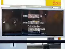 Leider, leider hatte ich keine DM-W�hrung einstecken, sonst h�tte ich (vielleicht) heute ca. zum halben Preis tanken k�nnen. Tanks�ulenanzeige in DM; Lauenburg (Schleswig-Holstein); 22.03.2010 (mehr als acht Jahre nach der W�hrungsumstellung)
