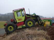 MB Trac mit Stoll-Frontlader steht in der Landmaschinenausstellung der Gebrder Herrlich in Hofbieber-Langenbieber anl. des 50-jhrigen Firmenjubilums am 20.03.2010