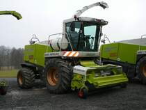 Claas Jaguar 870 mit angebauter PU 300 HD steht in der Landmaschinenausstellung der Gebrder Herrlich in Hofbieber-Langenbieber anl. des 50-jhrigen Firmenjubilums am 20.03.2010


