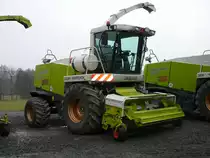 Claas Jaguar 870 mit angebauter PU 300 HD steht in der Landmaschinenausstellung der Gebr�der Herrlich in Hofbieber-Langenbieber anl. des 50-j�hrigen Firmenjubil�ums am 20.03.2010

