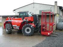 Manitou Teleskoplader der Firma Gustav Gnther steht in der Landmaschinenausstellung der Gebrder Herrlich in Hofbieber-Langenbieber anl. des 50-jhrigen Firmenjubilums am 20.03.2010 