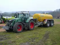 Fendt 924 Vario mit angeh�ngtem G�llefa� steht in der Landmaschinenausstellung der Gebr�der Herrlich in Hofbieber-Langenbieber anl. des 50-j�hrigen Firmenjubil�ums am 20.03.2010

