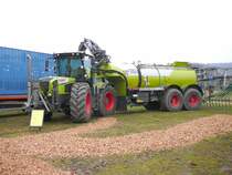 Claas Xerion 3300 mit Kaweko-Aufliegerfass 22000 Liter mit Schleppschlauchverteiler steht in der Landmaschinenausstellung der Gebrder Herrlich in Hofbieber-Langenbieber anl. des 50-jhrigen Firmenjubilums am 20.03.2010

