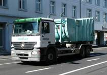 Mercedes Actros mit Container unterwegs in der Stadt Biel am 19.03.2010
