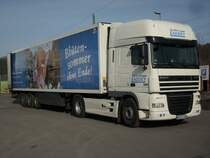 DAF-BlumenLKW am 22.Mrz 2010 beim Entladen an einem Baumarkt in Bergen/Rgen.