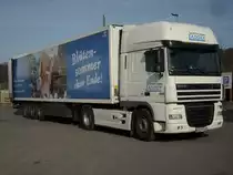 DAF-BlumenLKW am 22.M�rz 2010 beim Entladen an einem Baumarkt in Bergen/R�gen.