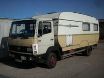 Mercedes-LKW mit einem ehmaligen Wohnwagen als Unterkunft am 23.Mrz 2010 in Bergen/Rgen.