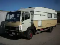 Mercedes-LKW mit einem ehmaligen Wohnwagen als Unterkunft am 23.M�rz 2010 in Bergen/R�gen.