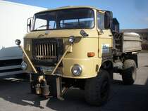 Es mu ja nicht immer ein Mercedes sein auch dieser IFA W50 Kipper tut auf Rgen noch seinen Dienst.Am 23.Mrz 2010 in Bergen/Rgen.