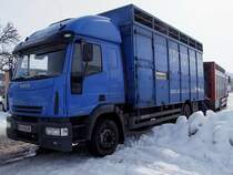 IVECO-Eurocargo_150E28 wird von einem anderen Fahrzeug mit Pferde beladen;100217