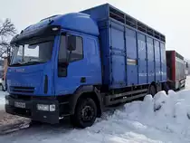 IVECO-Eurocargo_150E28 wird von einem anderen Fahrzeug mit Pferde beladen;100217