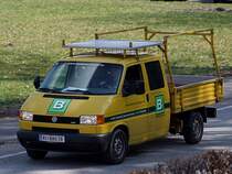 T4 eines Bauunternehmens befindet sich am Weg zur Baustelle;100323