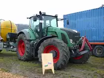 Fendt 927 steht in der Landmaschinenausstellung der Gebr�der Herrlich in Hofbieber-Langenbieber anl. des 50-j�hrigen Firmenjubil�ums am 20.03.2010 