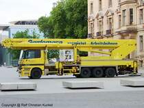 Mercedes-Benz Actros 2640 mit Gardemann GL700 DHK-R Arbeitsbhne - Powerlift, Hubsteiger, bis 70 Meter Arbeitshhe, max. seitliche Reichweite 33 Meter, max. Tragfhigkeit des Korbs 360 kg, Lnge x Breite x Hhe: 13.900 x 2.600 x 4.000 mm, Fahrzeuggewicht 33.600 kg - fotografiert direkt hinter dem Reichstagsgebude in Berlin am 02.08.2009 - Copyright @ Ralf Christian Kunkel
