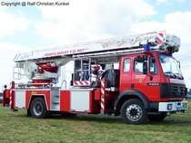 Mercedes-Benz 1424 mit Bronto Skylift F 32 MDT 2000 Teleskopmast der Feuerwehr Lbben, Baujahr 1998, Ziegler - fotografiert zum 2. Oldtimer-Treffen in Lbben OT Neuendorf/ Landkreis Dahme-Spreewald - Copyright @ Ralf Christian Kunkel