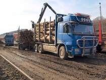 Actros 3355 Holztransporter als Hngerzug mit Ladekran und im Hintergrund Actros 3354 Sattelauflieger beim beladen von Waggons in Stolberg am 24.03.2010. 