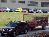 NISSAN ist mit einem Miststreuer unterwegs;100323