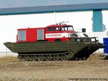 Schwimmwagen PTS-M mit Tanklschfahrzeug IFA W 50 LA TLF 16 GMK - Der russische PTS-M diente vorwiegend dem bersetzen von Fahrzeugen, Anhngern, Material und Mannschaften ber Flsse/ Binnengewsser und dem Transport ber schwer befahrbarem Gelnde. Der Einsatz erfolgte u. a. bei der Sowjetarmee und der NVA. - Zur Vorfhrung wurde der Schwimmwagen mit einem aus dem VEB Feuerlschgertewerk Luckenwalde stammendem TLF 16 GMK (= Ganzmetallkoffer) beladen. Basierend auf dem Ludwigsfelder Allrader IFA W 50 LA verfgt das Tanklschfahrzeug ber 2000 Liter Lschwasser, 500 Liter Schaummittel und einer heckseitigen Feuerlschpumpe mit einer Leistung von 2200 Litern pro Minute. Angetrieben wird der W 50 von einem wassergek. 4-Zylinder-Dieselmotor mit 125 PS. - fotografiert zum 6. Tatra-Treffen Seehausen am 19.09.2009 - Copyright @ Ralf Christian Kunkel 