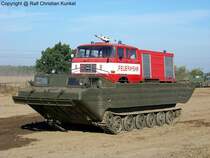 Schwimmwagen PTS-M mit Tanklschfahrzeug IFA W 50 LA TLF 16 GMK - Der russische PTS-M diente vorwiegend dem bersetzen von Fahrzeugen, Anhngern, Material und Mannschaften ber Flsse/ Binnengewsser und dem Transport ber schwer befahrbarem Gelnde. Der Einsatz erfolgte u. a. bei der Sowjetarmee und der NVA. - Zur Vorfhrung wurde der Schwimmwagen mit einem aus dem VEB Feuerlschgertewerk Luckenwalde stammendem TLF 16 GMK (= Ganzmetallkoffer) beladen. Basierend auf dem Ludwigsfelder Allrader IFA W 50 LA verfgt das Tanklschfahrzeug ber 2000 Liter Lschwasser, 500 Liter Schaummittel und einer heckseitigen Feuerlschpumpe mit einer Leistung von 2200 Litern pro Minute. Angetrieben wird der W 50 von einem wassergek. 4-Zylinder-Dieselmotor mit 125 PS. - fotografiert zum 6. Tatra-Treffen Seehausen am 19.09.2009 - Copyright @ Ralf Christian Kunkel 