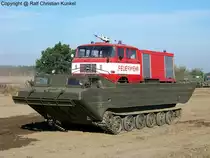Schwimmwagen PTS-M mit Tankl�schfahrzeug IFA W 50 LA TLF 16 GMK - Der russische PTS-M diente vorwiegend dem �bersetzen von Fahrzeugen, Anh�ngern, Material und Mannschaften �ber Fl�sse/ Binnengew�sser und dem Transport �ber schwer befahrbarem Gel�nde. Der Einsatz erfolgte u. a. bei der Sowjetarmee und der NVA. - Zur Vorf�hrung wurde der Schwimmwagen mit einem aus dem VEB Feuerl�schger�tewerk Luckenwalde stammendem TLF 16 GMK (= Ganzmetallkoffer) beladen. Basierend auf dem Ludwigsfelder Allrader IFA W 50 LA verf�gt das Tankl�schfahrzeug �ber 2000 Liter L�schwasser, 500 Liter Schaummittel und einer heckseitigen Feuerl�schpumpe mit einer Leistung von 2200 Litern pro Minute. Angetrieben wird der W 50 von einem wassergek. 4-Zylinder-Dieselmotor mit 125 PS. - fotografiert zum 6. Tatra-Treffen Seehausen am 19.09.2009 - Copyright @ Ralf Christian Kunkel 