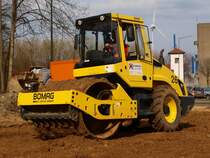 Bomag Vibrationswalze BW 177 DHC beim verdichten von Lehm. Hier wird eine Baustrasse gebaut, bei der bis ca. 6m aufgeschttet und verdichtet werden mssen um spter die schweren Baumaschinen zu tragen. Gesehen am 25.03.2010 am neuen RWTH Campus in Aachen.