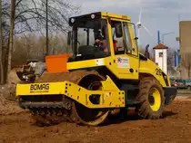 Bomag Vibrationswalze BW 177 DHC beim verdichten von Lehm. Hier wird eine Baustrasse gebaut, bei der bis ca. 6m aufgesch�ttet und verdichtet werden m�ssen um sp�ter die schweren Baumaschinen zu tragen. Gesehen am 25.03.2010 am neuen RWTH Campus in Aachen.