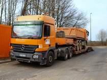 Mercedes Benz Actros 3354 mit einem 3achser Tieflader und einem defekten Actros 3346 auf der Ladeflche an der Baustelle des neuen RWTH Campus am 25.03.2010 in Aachen.