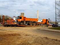 Mercedes Benz Actros 3354 mit einem 3achser Tieflader und einem defekten Actros 3346 auf der Ladeflche macht sich an der Baustelle des neuen RWTH Campus am 25.03.2010 in Aachen aus dem Staub.