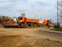 Mercedes Benz Actros 3354 mit einem 3achser Tieflader und einem defekten Actros 3346 auf der Ladefl�che macht sich an der Baustelle des neuen RWTH Campus am 25.03.2010 in Aachen aus dem Staub.