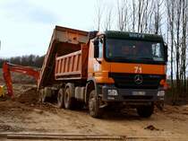 Mercedes Benz Actros 3346 mit einem Tandemkipper beim abladen von Lehm an der Baustelle des neuen RWTH Campus am 25.03.2010 in Aachen.