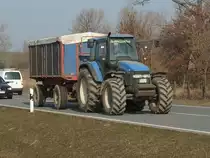 In der Woche brauch man an der B96 nicht lange auf Fahrzeuge warten,so kam mir am 25.M�rz 2010 dieser New Holland-Traktor entgegen.