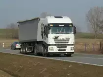 IVECO-Kipper am 25.M�rz 2010 auf der B96 bei Bergen/R�gen.