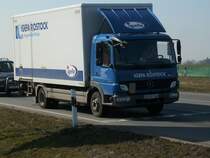 Auf der B96 bei Bergen/Rgen unterwegs war am 25.Mrz 2010 dieser Mercedes-KastenLKW.