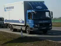 Auf der B96 bei Bergen/R�gen unterwegs war am 25.M�rz 2010 dieser Mercedes-KastenLKW.