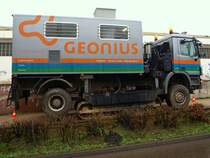 Diesen Actros mit Raupenantrieb einer Niederlndischen Firma konnte ich am 26.03.2010 in Aachen fotografieren. Das 20to. schwere Fahrzeug kann mit hydraulischen Stempeln den Raupenantrieb nach unten drcken um im schweren Gelnde auf den Ketten zu fahren oder wie hier zu sehen den Lkw bei seiner Arbeit zu stabilisieren. In dem Aufbau befindet sich eine hydraulische Vorrichtung mit der eine Sonde in den Untergrund gedrckt wird um die geologische beschaffenheit des Bodens z.b. bei Bauvorhaben zu prfen. Der Faltenbalg auf dem Aufbau wird nur bei den Untersuchungen hochgeschoben um das Bohrgestnge im Fahrzeug verlngern zu knnen (jeweils 1m lang). Hier wurde die Sonde ca. 18m tief gedrckt, wobei zum Teil ca. 13to. Druck ausgebt werden mu.