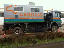 Diesen Actros mit Raupenantrieb einer Niederl�ndischen Firma konnte ich am 26.03.2010 in Aachen fotografieren. Das 20to. schwere Fahrzeug kann mit hydraulischen Stempeln den Raupenantrieb nach unten dr�cken um im schweren Gel�nde auf den Ketten zu fahren oder wie hier zu sehen den Lkw bei seiner Arbeit zu stabilisieren. In dem Aufbau befindet sich eine hydraulische Vorrichtung mit der eine Sonde in den Untergrund gedr�ckt wird um die geologische beschaffenheit des Bodens z.b. bei Bauvorhaben zu pr�fen. Der Faltenbalg auf dem Aufbau wird nur bei den Untersuchungen hochgeschoben um das Bohrgest�nge im Fahrzeug verl�ngern zu k�nnen (jeweils 1m lang). Hier wurde die Sonde ca. 18m tief gedr�ckt, wobei zum Teil ca. 13to. Druck ausge�bt werden mu�.