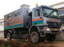 Diesen Actros mit Raupenantrieb einer Niederlndischen Firma konnte ich am 26.03.2010 in Aachen fotografieren. Das 20to. schwere Fahrzeug kann mit hydraulischen Stempeln den Raupenantrieb nach unten drcken um im schweren Gelnde auf den Ketten zu fahren oder wie hier zu sehen den Lkw bei seiner Arbeit zu stabilisieren. In dem Aufbau befindet sich eine hydraulische Vorrichtung mit der eine Sonde in den Untergrund gedrckt wird um die geologische beschaffenheit des Bodens z.b. bei Bauvorhaben zu prfen. Der Faltenbalg auf dem Aufbau wird nur bei den Untersuchungen hochgeschoben um das Bohrgestnge im Fahrzeug verlngern zu knnen (jeweils 1m lang). Hier wurde die Sonde ca. 18m tief gedrckt, wobei zum Teil ca. 13to. Druck ausgebt werden mu.