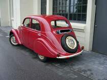 Peugeot 202 von 1948 auf dem Besucherparkplatz des Dsseldorfer Meilenwerkes am 12.07.2009.