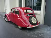 Peugeot 202 von 1948 auf dem Besucherparkplatz des D�sseldorfer Meilenwerkes am 12.07.2009.