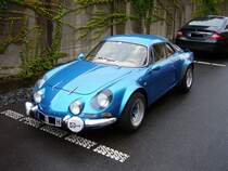 Alpine Renault A 110 auf dem Besucherparkplatz des Dsseldorfer Meilenwerkes am 12.07.2009.