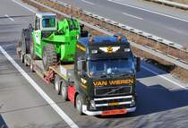 Volvo FH 480 mit schwerer Baumaschine, Spedition  Von Wieren  NL, A61 bei Rheinbach 08.03.2010