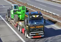 Volvo FH 480 mit schwerer Baumaschine, Spedition  Von Wieren  NL, A61 bei Rheinbach 08.03.2010